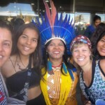 Maria Paula Fernandes, diretora-fundadora da Uma Gota No Oceano com Sonia Guajajara e jovens indígenas