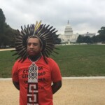 Dinamam Tuxá em frente a Casa Branca, em Washington