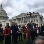 Representantes indígenas da Aliança Global de Comunidades Territoriais em frente a Casa Branca, em Washington
