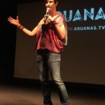 Maria Paula Fidalgo, parceira da Uma Gota No Oceano, participando da roda de dálogo depois da exibição de "Aruanas"