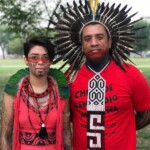 Artemisa Xakriabá e Dinamam Tuxá em frente a Casa Branca, em Washington