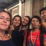 Maria Paula Fernandes e Helena Borges, equipe Uma Gota No Oceano, com jovens indígenas