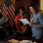 Artemisa Xakriabá entregando a carta aberta da Aliança Global de Comunidades Territoriais a Presidente da Câmara dos Representantes dos Estados Unidos, Nancy Pelosi