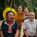 À beira do igarapé, ouvimos as palavras de sabedoria das lideranças caiapó.
(Da esquerda para a direita: Raoni Metuktire, liderança caiapó; Maria Paula Fernandes, fundadora de Uma Gota no Oceano; Helena Borges, repórter de Uma Gota no Oceano; e cacique Megaron Txucarramãe, liderança caiapó)