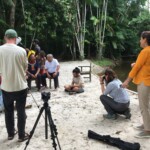 Fundadora de Uma Gota no Oceano, Maria Paula Fernandes acompanha as gravações com as lideranças caiapó Raoni Metuktire e Megaron Txucarramãe.