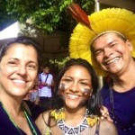 A fundadora de Uma Gota No Oceano, Maria Paula Fernandes, Juma Xipaia e Bira, do povo Gavião