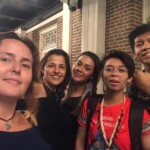 Maria Paula Fernandes e Helena Borges, equipe Uma Gota No Oceano, com jovens indígenas