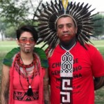 Artemisa Xakriabá e Dinamam Tuxá em frente a Casa Branca, em Washington