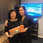 Maria Paula entrega presente em nome da equipe à aniversariante e conselheira da Gota, Marcia Hirota.