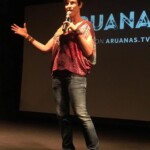 Maria Paula Fidalgo, parceira da Uma Gota No Oceano, participando da roda de dálogo depois da exibição de "Aruanas"