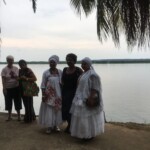 Elena Araújo, do movimento Xingu Vivo e representante do movimento negro, se reúne com líderes religiosas à beira do Xingu após ato inter-religioso.