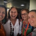 Chegamos a Altamira em ótima companhia, juntinho com a Fafá de Belém. E fomos recebidas pela Antônia Melo, fundadora do movimento Xingu Vivo. (Da esquerda para a direita: A Fundadora de Uma Gota no Oceano, Maria Paula Fernandes; a cantora Fafá de Belém; a fundadora do movimento Xingu Vivo, Antônia Melo; e a repórter de Uma Gota no Oceano, Helena Borges)