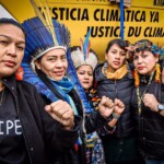 Em marcha de protesto, as lideranças indígenas Cris Pankararu, Val Terena, Kerexu Guarani, Nyg Kaingang e Jozi Kaingang afirmam que a mudança do clima afeta seus povos e seus territórios.