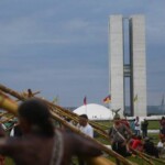 Cerca de 1,2 mil liderancas indigenas montam o Acampamento Terra Livre 2015 durante a Semana de Mobilizacao Nacional Indigena. Povos de diversas regioes do Brasil estao na capital federal e esperam ser ouvidos por representantes do Estado para impedir retrocessos nos direitos indigenas. Foto: Lunaé Parracho / Mobilização Nacional Indigena