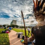 Cerca de 1,2 mil liderancas indigenas montam o Acampamento Terra Livre 2015 durante a Semana de Mobilizacao Nacional Indigena. Povos de diversas regioes do Brasil estao na capital federal e esperam ser ouvidos por representantes do Estado para impedir retrocessos nos direitos indigenas. Foto: Fabio Nascimento / Mobilização Nacional Indigena
