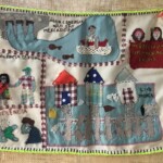 Bordado feito por mulheres ribeirinhas reúne as denúncias dos impactos de Belo Monte na vida de quem mora perto do rio: “merecemos uma moradia digna”.