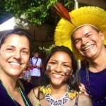 A fundadora de Uma Gota No Oceano, Maria Paula Fernandes, Juma Xipaia e Bira, do povo Gavião