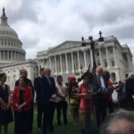 Representantes indígenas da Aliança Global de Comunidades Territoriais em frente a Casa Branca, em Washington